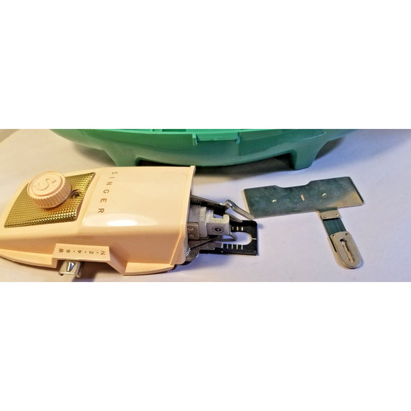 Vintage 60s Singer Buttonholer #2482607 With Attachments Green Retro Case - Picture 8 of 8
